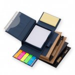 Bloco de anotações ecológico com caneta e post-it.