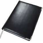 Agenda diária em couro sintético na cor preta. 