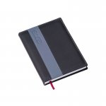 Agenda diária em couro sintético nas cores: azul, marrom e preta. 