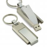 Pen drive metálico com chaveiro, capacidade 4GB.