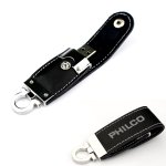 Pen drive de 4 GB, material de couro sintético com detalhes em metal.