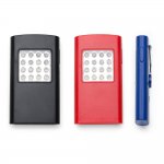 Lanterna de LED, material plástico, com imã e movida a 3 pilhas AAA.