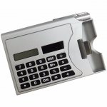 Calculadora com caneta e porta cartão, de plástico com detalhes na cor prata.