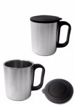 Caneca de Inox com tampa de plástico, capacidade para 200 ml.