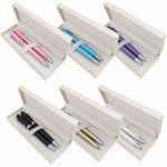 Kit com duas canetas de metais em estojo de couro sintético e madeira.