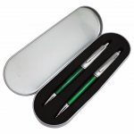 Kit estojo com caneta e lapiseira de plástico, nas cores verde e prata.