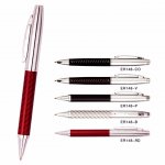 Caneta em metal brilhante.