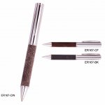 Caneta de metal brilhante com detalhe de papel recíclado.