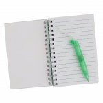 Bloco de anotações com capa de plástico resistente, caneta esferográfica e aproximadamente 100 folhas.