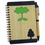 BLOCO DE ANOTAÇÕES DE BAMBU, DETALHES NA CAPA, NA PARTE SUPERIOR E INFERIOR, E DESENHO NO MEIO. CANETA COM CARGA AZUL. CONTÉM APROXIMADAMENTE 60 FOLHAS.