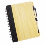 Bloco de anotações com caneta e capa de madeira.