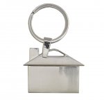 Chaveiro de metal em formato de casa.