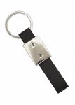 Chaveiro de metal, detalhe de couro sintetico.