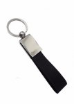Chaveiro com alça de couro sintético.