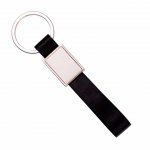 Chaveiro de metal com tira de borracha.