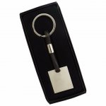 Chaveiro de metal com cordão emborrachado.