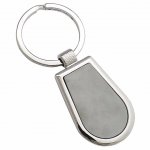 Chaveiro de metal com detalhe preto espelhado.