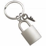 Chaveiro de metal fosco, no formato de cadeado.