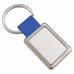 Chaveiro de metal retangular, detalhe colorido em couro sintético.