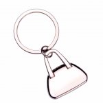 Chaveiro de metal brilhante, no formato de bolsa.