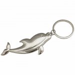 CHAVEIRO DE METAL EM FORMATO DE GOLFINHO, NA COR PRATA, COM DETALHE DE STRASS NO OLHO.