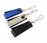 Pen drive cromado com capacidade para 4 GB.