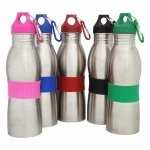 Squeeze de Inox com detalhe emborrachado, capacidade para 600 ml.